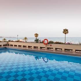 Piscina externa Hotel ILUNION Fuengirola Piscina externa Hotel ILUNION Fuengirola