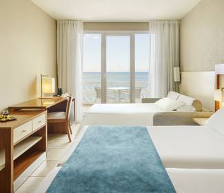 Quarto triplo com vista para o mar Hotel ILUNION Fuengirola Quarto triplo com vista para o mar Hotel ILUNION Fuengirola