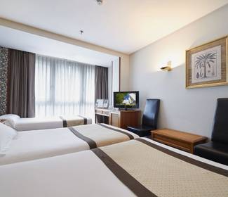 Quarto triplo com terraço (3 adultos) Hotel ILUNION San Sebastián Quarto triplo com terraço (3 adultos) Hotel ILUNION San Sebastián