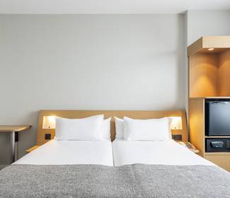 Quarto acessível Hotel ILUNION Valencia 4