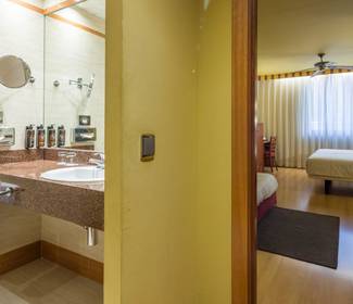 Quarto familiar Hotel ILUNION Les Corts – Spa Barcelona Quarto familiar Hotel ILUNION Les Corts – Spa Barcelona