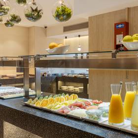 Café da manhã Hotel ILUNION Auditori Barcelona Café da manhã Hotel ILUNION Auditori Barcelona