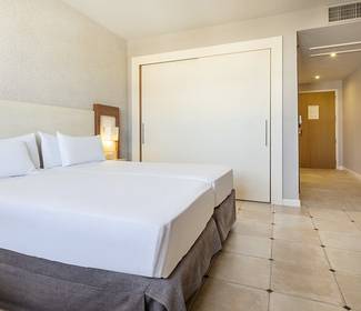 Quarto acessível Hotel ILUNION Fuengirola Quarto acessível Hotel ILUNION Fuengirola