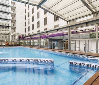 Piscina interior e exterior Hotel ILUNION Málaga Piscina interior e exterior Hotel ILUNION Málaga