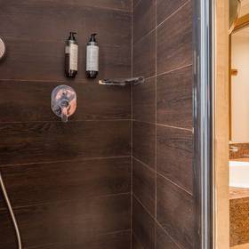Banheiro Hotel ILUNION Les Corts – Spa Barcelona Banheiro Hotel ILUNION Les Corts – Spa Barcelona