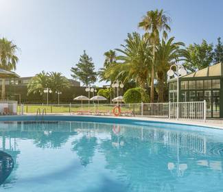 Piscina-solário Hotel ILUNION Las Lomas Mérida Piscina-solário Hotel ILUNION Las Lomas Mérida