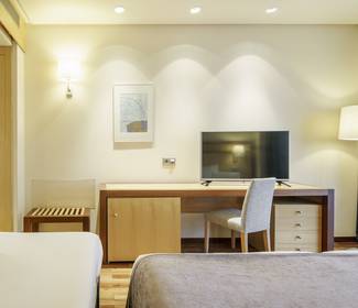Quarto duplo com cama extra Hotel ILUNION Pío XII Madrid Quarto duplo com cama extra Hotel ILUNION Pío XII Madrid