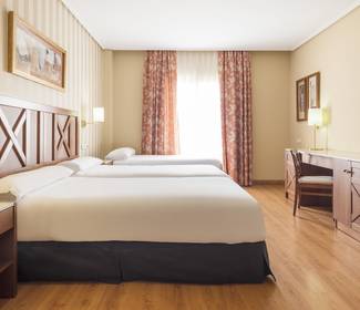 Quarto standard triplo Hotel ILUNION Alcora Sevilla Sevilha