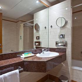 Banheiro Hotel ILUNION Les Corts – Spa Barcelona Banheiro Hotel ILUNION Les Corts – Spa Barcelona