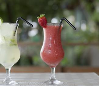 Piscinas e jardins Hotel ILUNION Alcora Sevilla Sevilha