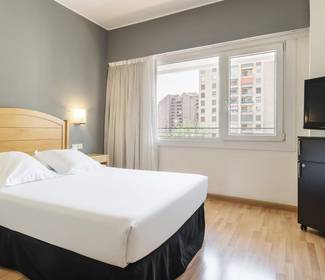 Quarto suite Hotel ILUNION Romareda Saragoça Quarto suite Hotel ILUNION Romareda Saragoça
