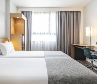 Quarto acessível Hotel ILUNION Valencia 4