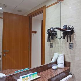 Banheiro Hotel ILUNION Les Corts – Spa Barcelona Banheiro Hotel ILUNION Les Corts – Spa Barcelona