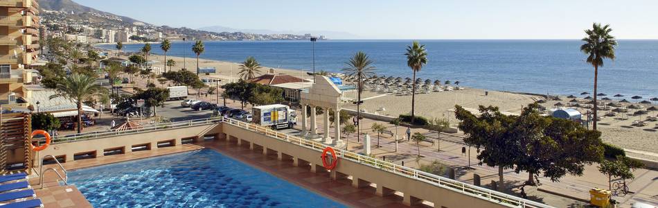Piscina externa Hotel ILUNION Fuengirola Piscina externa Hotel ILUNION Fuengirola