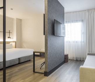Quarto duplo superior com sala de estar Hotel ILUNION San Mamés Bilbao Quarto duplo superior com sala de estar Hotel ILUNION San Mamés Bilbao