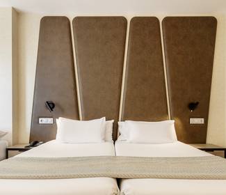 Quarto triplo 2 + 1 Hotel ILUNION Málaga Quarto triplo 2 + 1 Hotel ILUNION Málaga