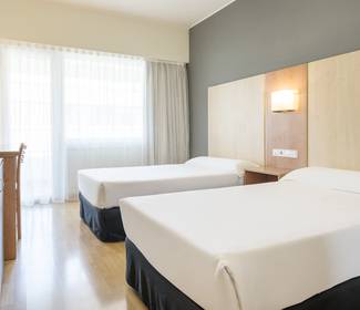 Quarto quádruplo Hotel ILUNION Romareda Saragoça Quarto quádruplo Hotel ILUNION Romareda Saragoça