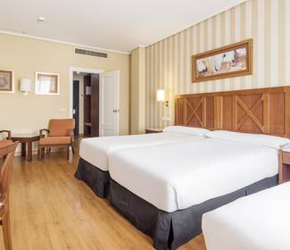 Quarto standard triplo Hotel ILUNION Alcora Sevilla Sevilha