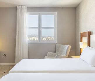 Quarto acessível Hotel ILUNION Fuengirola Quarto acessível Hotel ILUNION Fuengirola