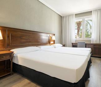 Quarto duplo com cama suplementar Hotel ILUNION Las Lomas Mérida