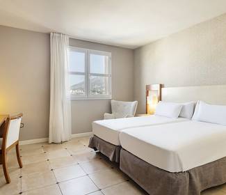 Quarto acessível Hotel ILUNION Fuengirola Quarto acessível Hotel ILUNION Fuengirola